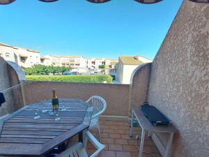Balkón alebo terasa v ubytovaní Studio Cabine avec Terrasse, Piscine et Parking Privé à Marseillan - FR-1-326-774 + 2 fotografie