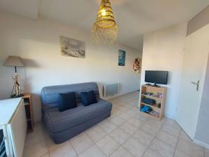 Televízia a/alebo spoločenská miestnosť v ubytovaní Studio Cabine avec Terrasse, Piscine et Parking Privé à Marseillan - FR-1-326-774