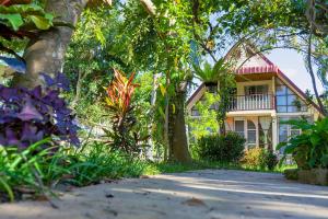 ein Haus mit Garten davor in der Unterkunft SukSanti CoLiving and Vacation in Chiang Rai