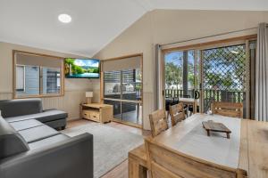 sala de estar con sofá y mesa en Ingenia Holidays Lake Macquarie, en Mannering Park