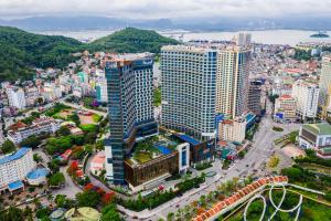 une vue aérienne sur une ville avec de grands bâtiments dans l'établissement Muong Thanh Luxury Ha Long Centre Hotel, à Hạ Long