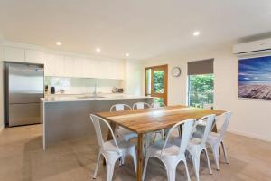 Η κουζίνα ή μικρή κουζίνα στο Depper St Charming Beach Side Home in Lovely Location +9 φωτογραφίες