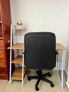 una silla de oficina negra sentada frente a un escritorio en Departamento planta baja en Acapulco Diamante, en Acapulco