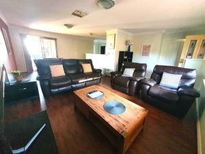 Posezení v ubytování Adorable-secure 3 bedroom holiday home with Pool around the corner from The Miners Rest.