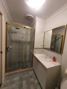 a bathroom with a shower and a sink at Adorable-secure 3 bedroom holiday home with Pool around the corner from The Miners Rest. in Kalgoorlie