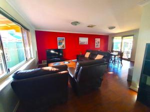 Posezení v ubytování Adorable-secure 3 bedroom holiday home with Pool around the corner from The Miners Rest.