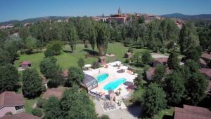 vista aerea di un resort con piscina di Le Hameau des Genets a Montlaur