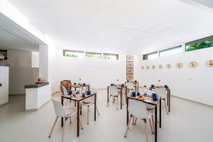 モノーポリにあるVILLA AL MARE sea, relax & wellnessのテーブルと椅子と窓のある部屋