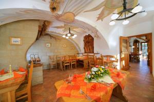 מסעדה או מקום אחר לאכול בו ב-Penzion Kovárna
