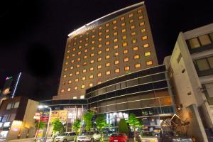 um edifício de hotel com carros estacionados em frente em APA Hotel Fukui-Katamachi em Fukui