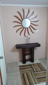 um espelho na parede acima de uma mesa num quarto em sleep easy em Coquimbo