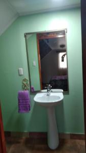 ein Bad mit einem Waschbecken und einem Spiegel in der Unterkunft sleep easy 2 in Coquimbo