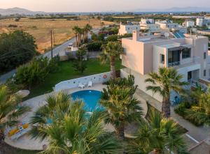 Luxury Xenos Villa 2 With 4 Bedrooms , Private Swimming Pool, Near The Sea 부지 내 또는 인근 수영장 전경