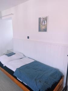 Un pat sau paturi într-o cameră la Ubytování nad sklepem