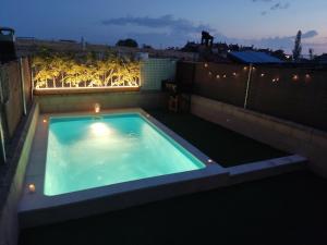 una piscina en la azotea de una casa en La espiga de la Mata, en Segovia