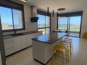 Кухня або міні-кухня у #דירת יוקרה על הים Seabreeze Beach Apartment#