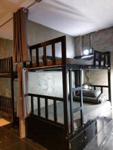 Una cama o camas cuchetas en una habitación  de Phi Phi Little Hub