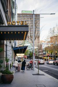 uma placa de hotel no lado de uma rua da cidade em Ace Hotel Sydney em Sydney