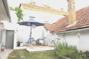 Photo de la galerie de l'établissement Teljesen felszerelt kis ház, saját udvarral :) - Notre petite maison, à Pécs