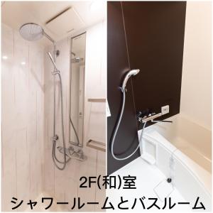 een douche met een douchekop in de badkamer bij 大吉屋2号館 ワンフロア貸切 非対面チェックイン対応 in Nagoya