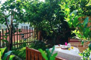 a table with food on it in a garden at Geniş Bahçeli Barbekülü Kır Evi KOZALAK EVLERİ in Ortaca