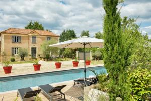 Bazén v ubytovaní La Bastide 1767 Villa de charme avec piscine 15x5, climatisation, 4 chambres, cuisine extérieur alebo v jeho blízkosti
