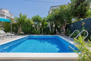 Bazén v ubytování Dalmatian 230m2 with pool and garden near the old town for families nebo v jeho okolí