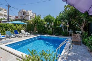 Bazén v ubytování Dalmatian 230m2 with pool and garden near the old town for families nebo v jeho okolí
