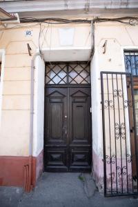 una entrada a un edificio con una puerta negra en Studio Manzur, en Brasov