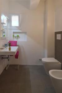 La salle de bains blanche est pourvue d'un lavabo et de toilettes. dans l'établissement Panoramic Villa Near The Sea, à Altavilla Milicia