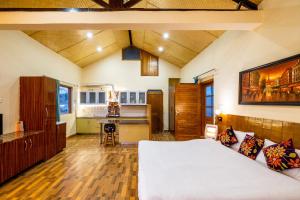 Ένα ή περισσότερα κρεβάτια σε δωμάτιο στο Pristine, Studio overlooking the mountains w wifi by RoamHome