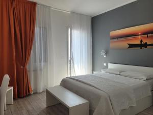 um quarto com uma cama e um quadro na parede em Casa Mara em Chioggia