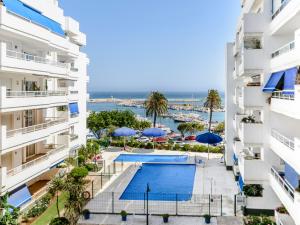 Bazén v ubytování Estepona Marina with Sea Views, Pool and Parking nebo v jeho okolí