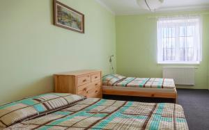 Letto o letti in una camera di Apartmány Domek u lesa