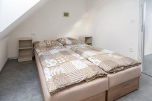 Letto o letti in una camera di Apartmány Domek u lesa