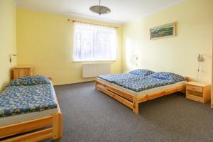 Letto o letti in una camera di Apartmány Domek u lesa