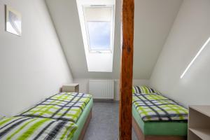 Postel nebo postele na pokoji v ubytování Apartmány Domek u lesa