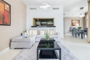 Fotografie z fotogalerie ubytování Luxury 2BR WALK to Burj Khalifa and Dubai Mall! شقة فاخرة غرفتين بجانب مول دبى وبرج خليفة v Dubaji