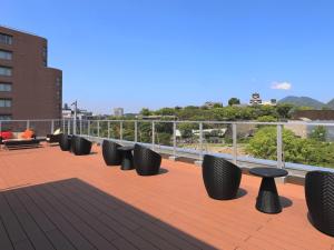 Un balcón o terraza en &and COMFY HOTEL Kumamoto Jo View