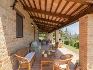 Monte San MartinoにあるPretty holiday home with terrace in the Sibillini Mountainsの木製パーゴラ付きの屋外パティオ
