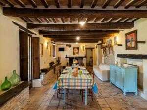 Monte San MartinoにあるPretty holiday home with terrace in the Sibillini Mountainsの広いリビングルーム(テーブル、ソファ付)