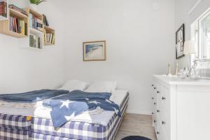 Säng eller sängar i ett rum på Newly built attefallshus by the beautiful Varamobeach!