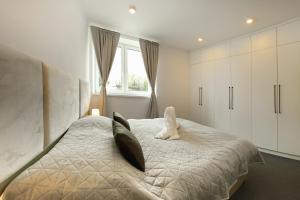 سرير أو أسرّة في غرفة في Home Apartments Liptov