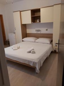 ein Schlafzimmer mit einem Bett mit zwei Handtüchern darauf in der Unterkunft B&B Sobe Magdalena in Metajna