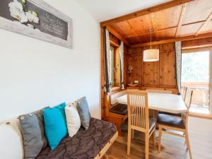 Posezení v ubytování Chalet in Ötz near Hochötz Ski Lift + 31 fotografií