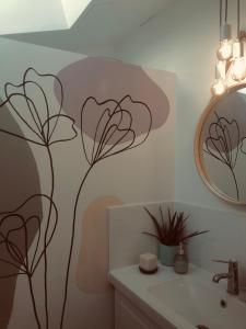 uma casa de banho com um mural de flores na parede em La Saintonge em Saint-Sulpice-dʼArnoult