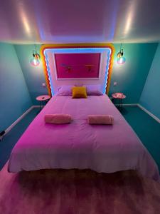 Posteľ alebo postele v izbe v ubytovaní Funky House SPA - Jacuzzi - Salle de cinéma & Netflix - Billard - Nintendo switch & jeux