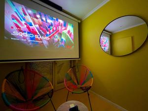 Televízia a/alebo spoločenská miestnosť v ubytovaní Funky House SPA - Jacuzzi - Salle de cinéma & Netflix - Billard - Nintendo switch & jeux