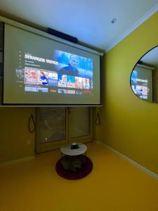 Televízia a/alebo spoločenská miestnosť v ubytovaní Funky House SPA - Jacuzzi - Salle de cinéma & Netflix - Billard - Nintendo switch & jeux