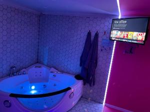Televízia a/alebo spoločenská miestnosť v ubytovaní Funky House SPA - Jacuzzi - Salle de cinéma & Netflix - Billard - Nintendo switch & jeux